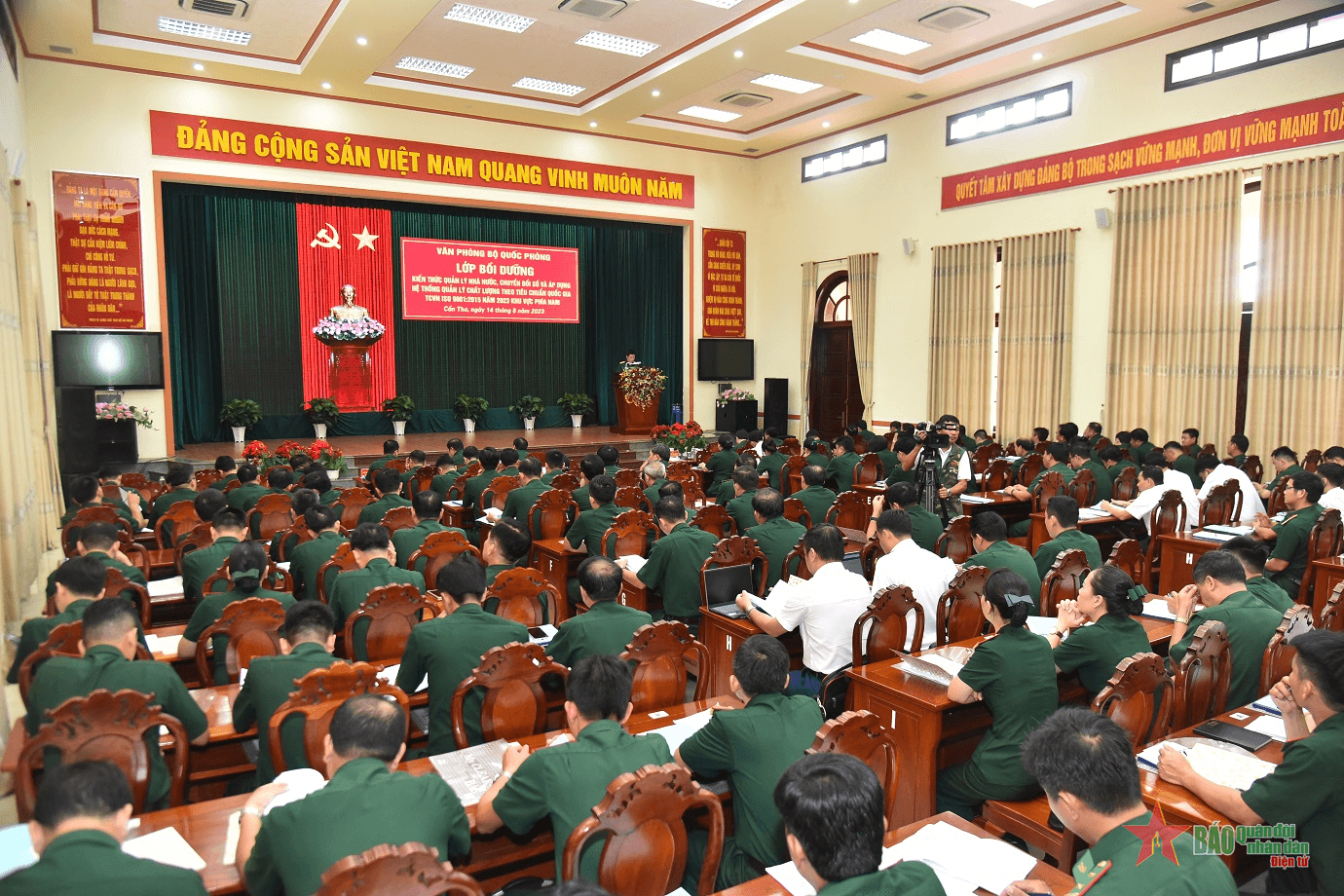 Văn phòng Bộ Quốc phòng khai mạc Lớp bồi dưỡng kiến thức quản lý nhà nước, chuyển đổi số và áp dụng hệ thống quản lý chất lượng