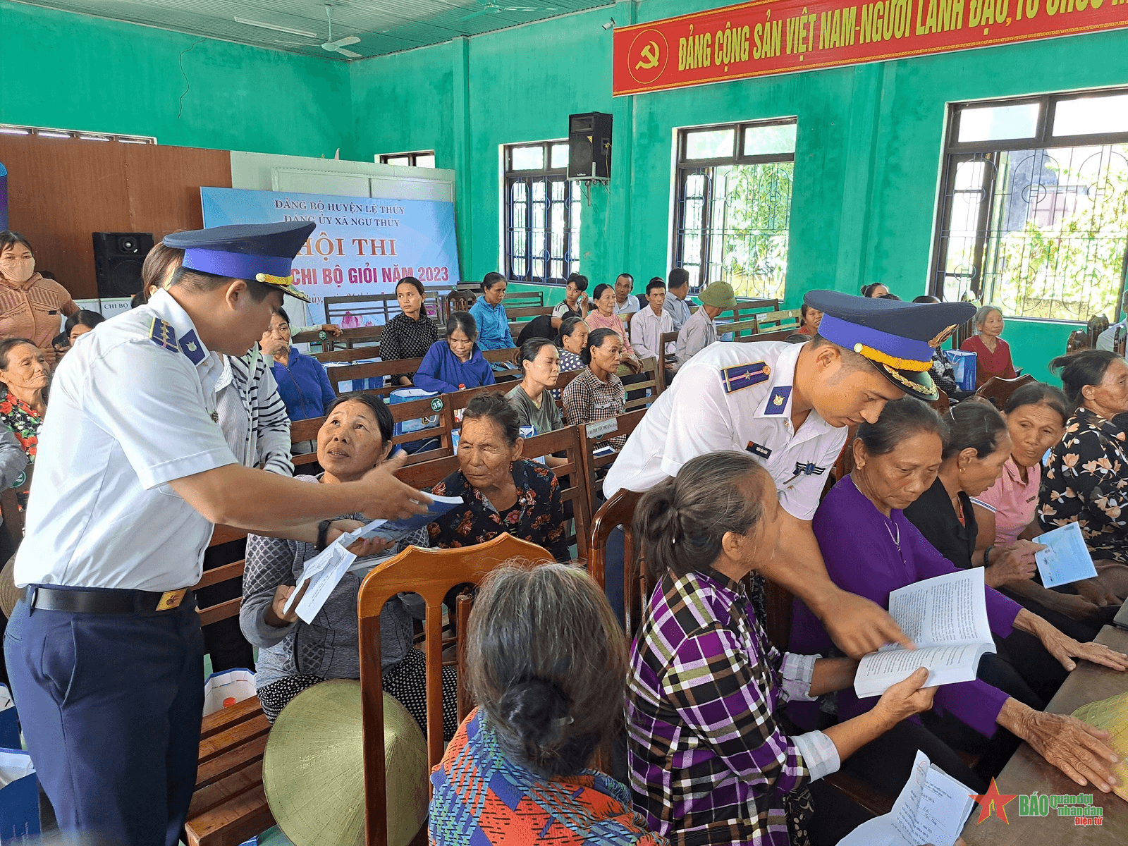 Chung sức cùng ngư dân gỡ “thẻ vàng”