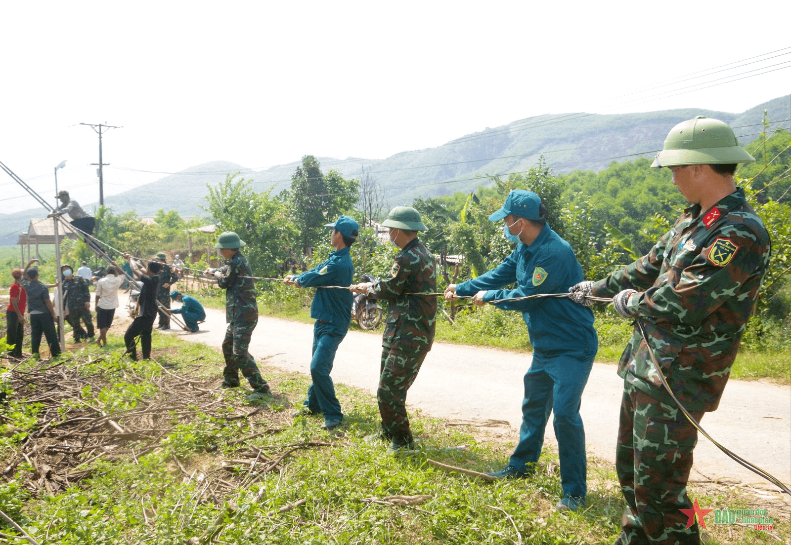 Bộ đội về thắp sáng đường quê