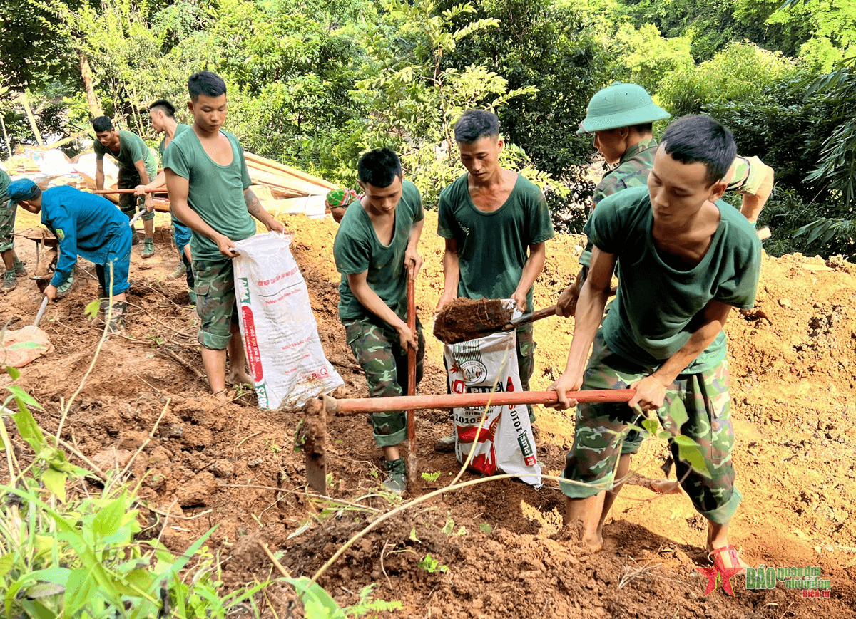 Bộ đội về vùng lũ giúp đồng bào
