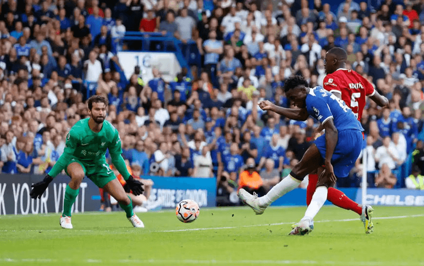 Tân binh ghi bàn, Chelsea vẫn chia điểm với Liverpool