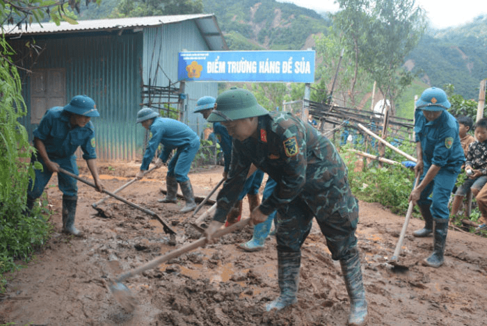 Bộ đội, dân quân “3 cùng” với người dân vùng lũ