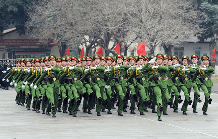 Xét thăng cấp bậc hàm cấp Tướng và hạn tuổi phục vụ cao nhất của sĩ quan Công an như thế nào?