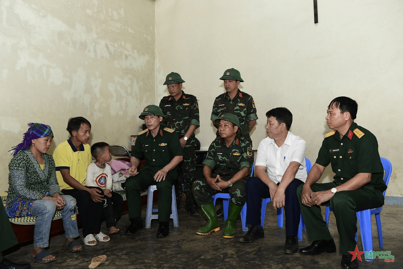 Bộ tư lệnh Quân khu 2 thăm hỏi, tặng quà, hỗ trợ đồng bào vùng lũ Mù Cang Chải