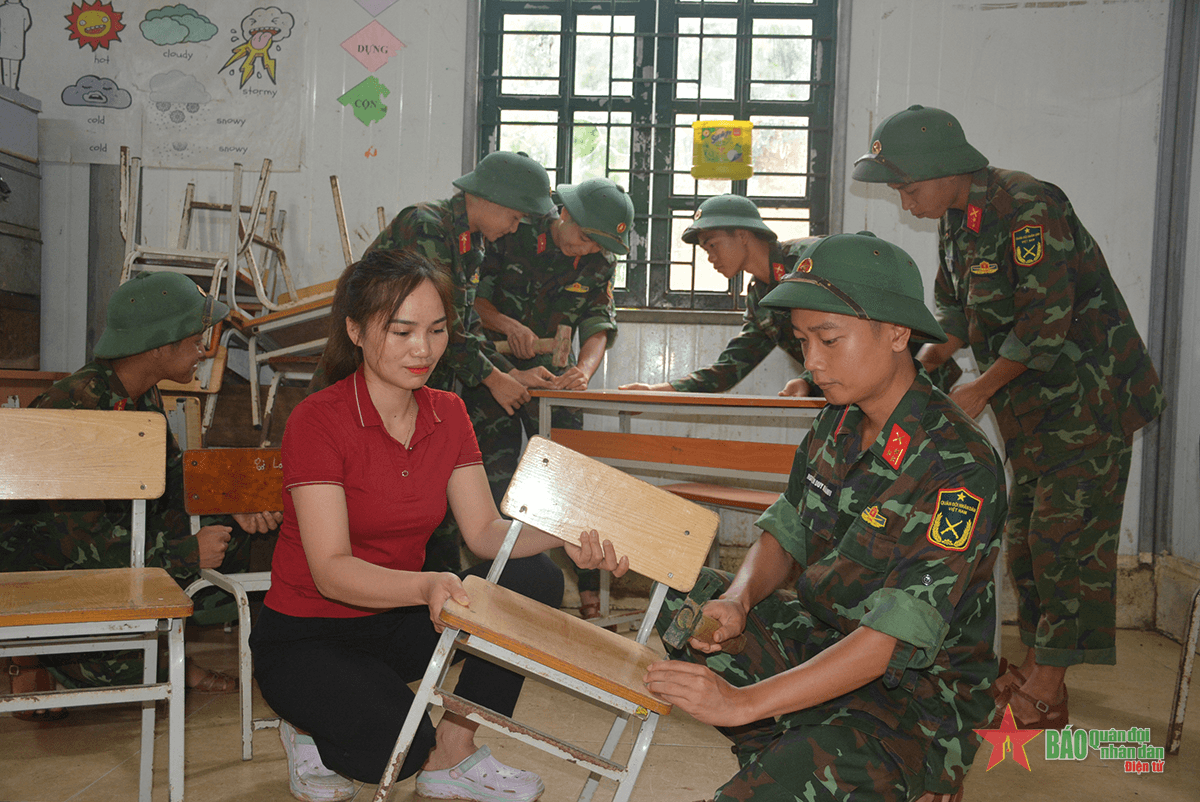 Bộ đội nỗ lực giúp nhà trường khắc phục hậu quả lũ dữ