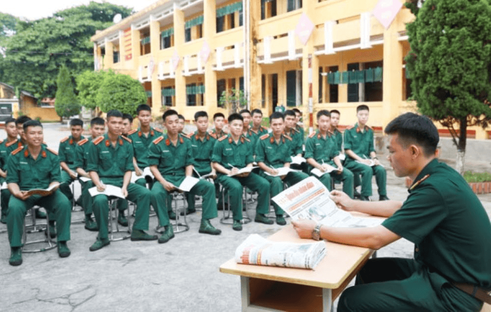 Câu chuyện kỷ luật: Quân hàm trong ảnh cưới...