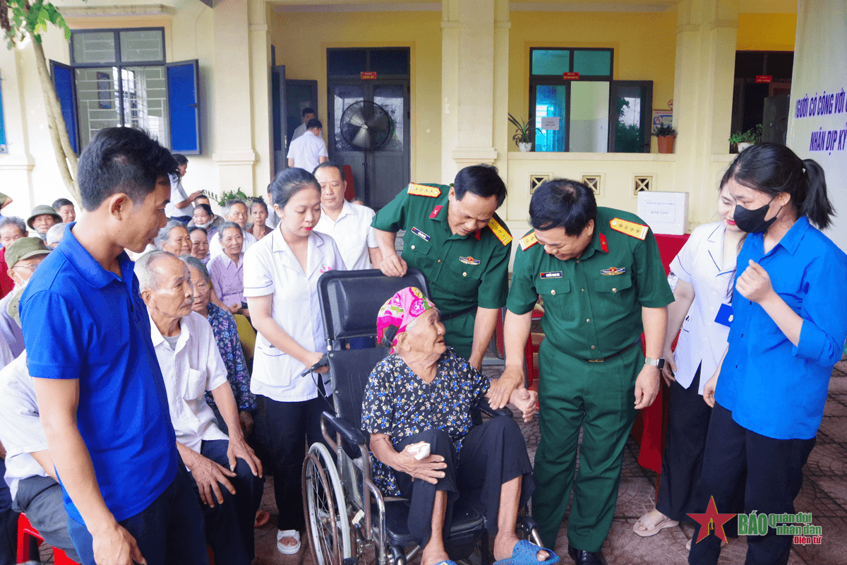 Bộ đội quân y về “bắt bệnh” cho dân