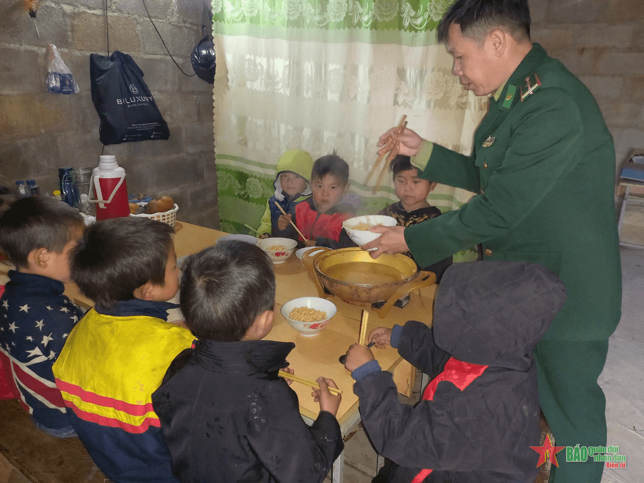 Cán bộ biên phòng hết lòng với trẻ em dân tộc Mông