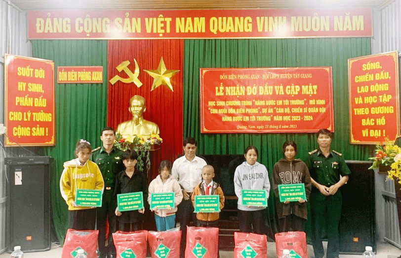 Đồn Biên phòng Axan nhận đỡ đầu, tặng quà học sinh có hoàn cảnh đặc biệt khó khăn