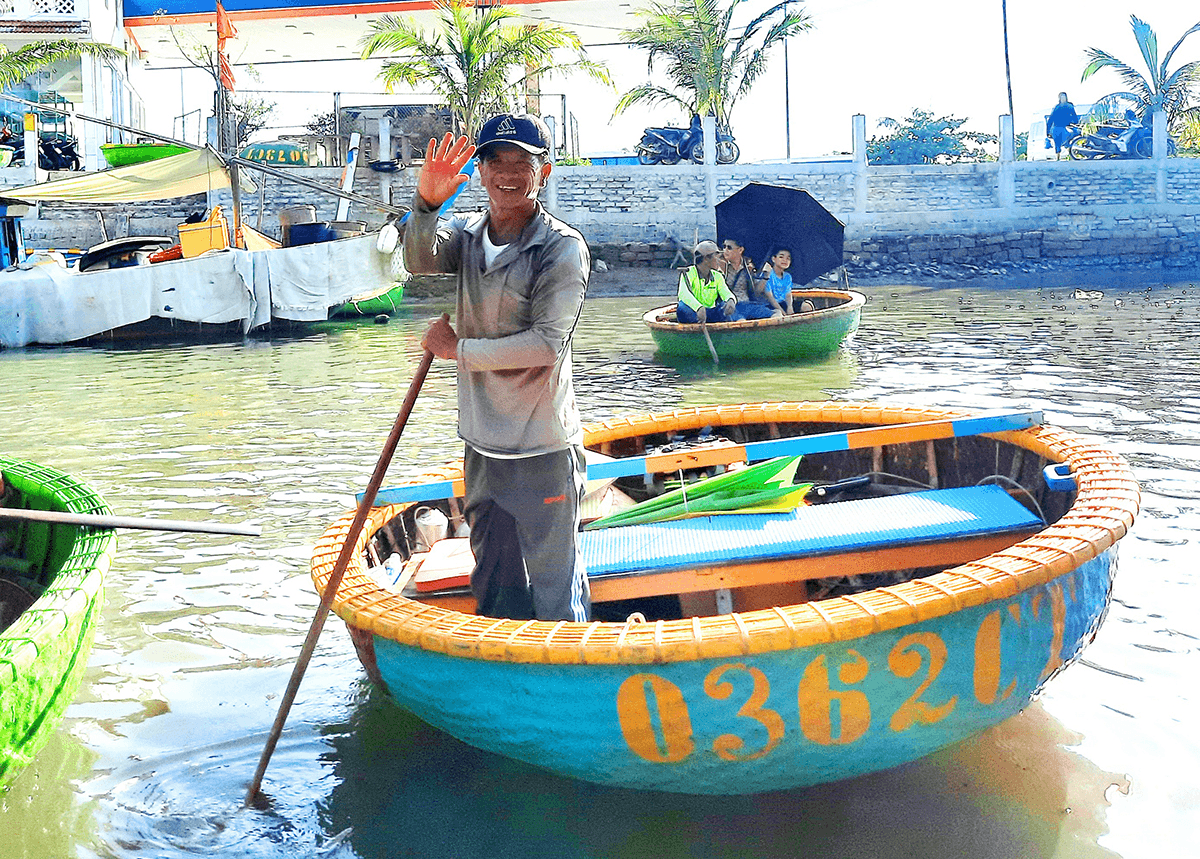 Đi thuyền thúng trên dòng Thu Bồn