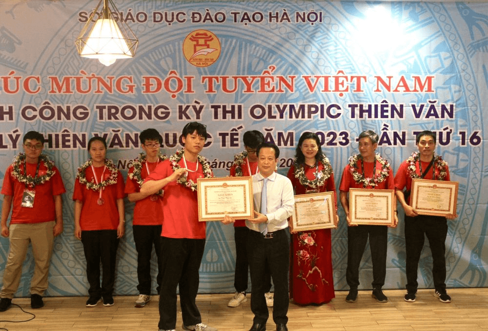 Học sinh trường THPT chuyên Hà Nội - Amsterdam giành bốn huy chương Olympic Thiên văn và Vật lý Thiên văn quốc tế

​