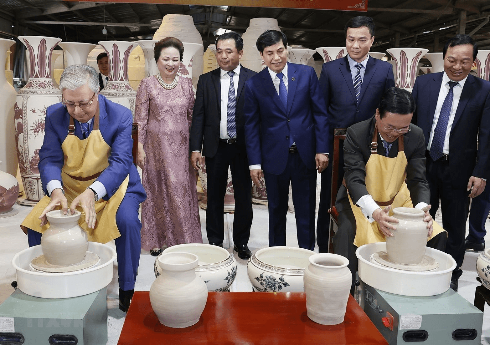 Chủ tịch nước Võ Văn Thưởng và Tổng thống Cộng hòa Kazakhstan tham quan Làng gốm Chu Đậu