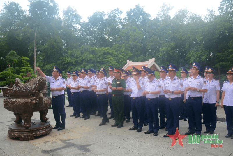 Đoàn cán bộ Bộ tư lệnh Cảnh sát biển dâng hương tại Khu Di tích K9