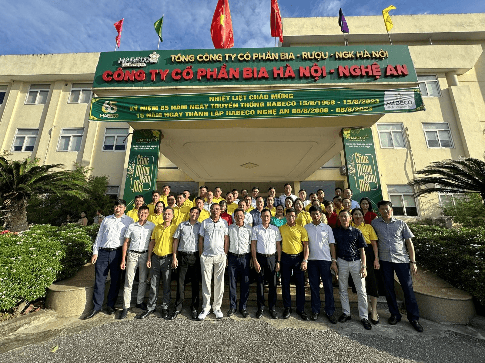 Hướng đến kỷ niệm 65 năm Ngày truyền thống HABECO, Công ty cổ phần Bia Hà Nội - Nghệ An trao tặng 2 nhà Đại đoàn kết