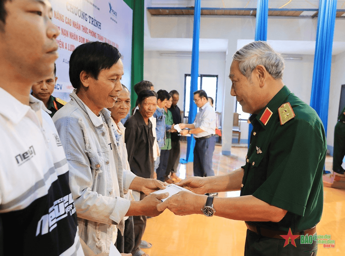 Dốc lòng vì nạn nhân bom mìn