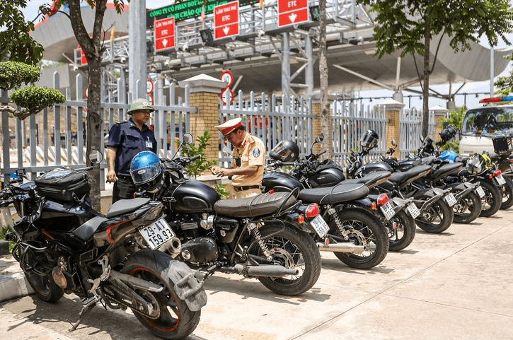 Đoàn xe mô tô phân khối lớn lao vào cao tốc, đâm Cảnh sát giao thông bị thương