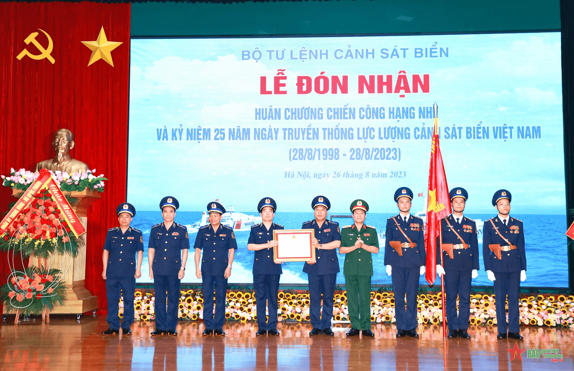 Thượng tướng Nguyễn Tân Cương dự lễ đón nhận Huân chương Chiến công hạng Nhì của Cảnh sát biển Việt Nam