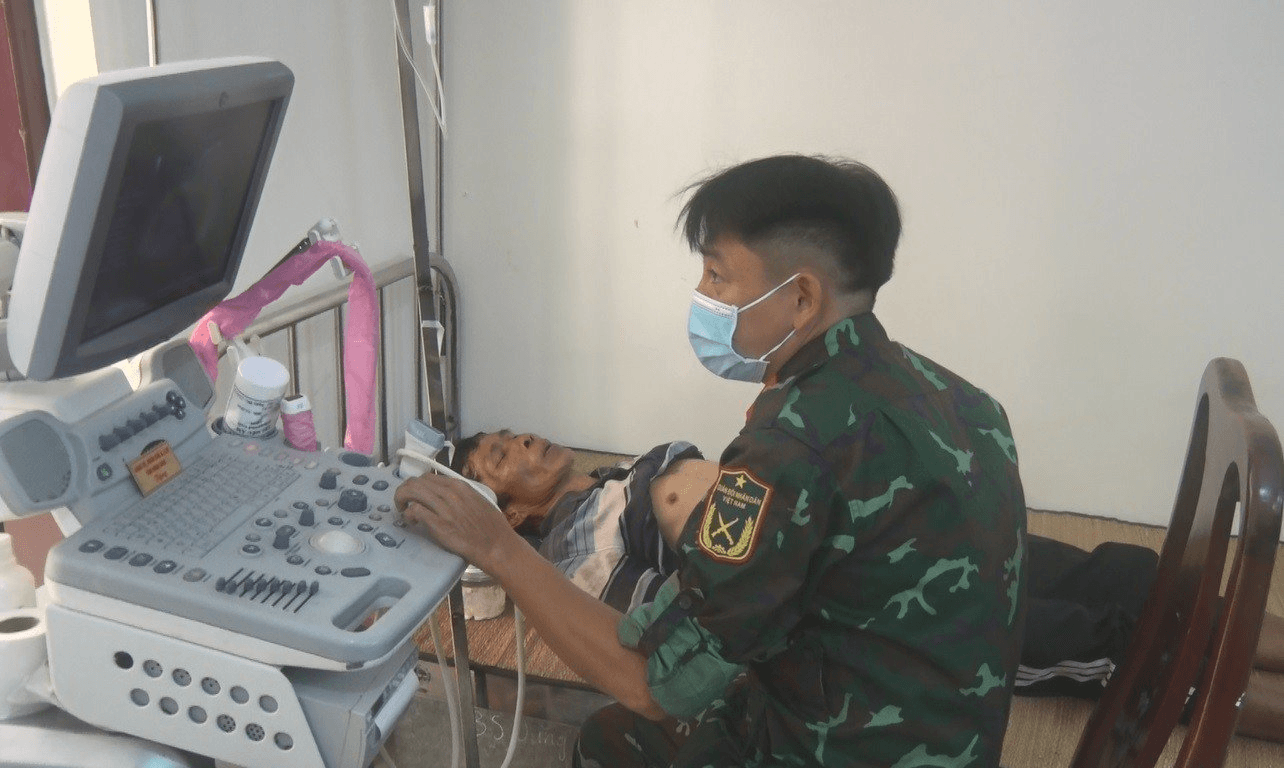 Cấp cứu thành công ngư dân gặp nạn trên biển