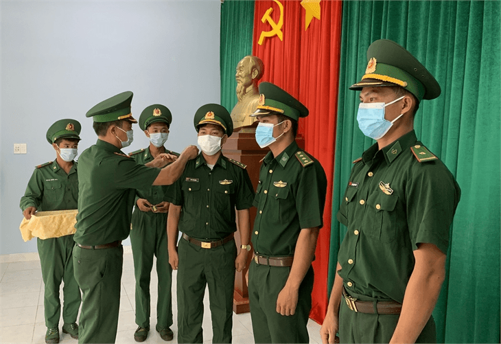 Hỏi-Đáp Pháp Luật: Quy định về thẩm quyền phong, thăng, giáng cấp bậc quân hàm hạ sĩ quan, binh sĩ?