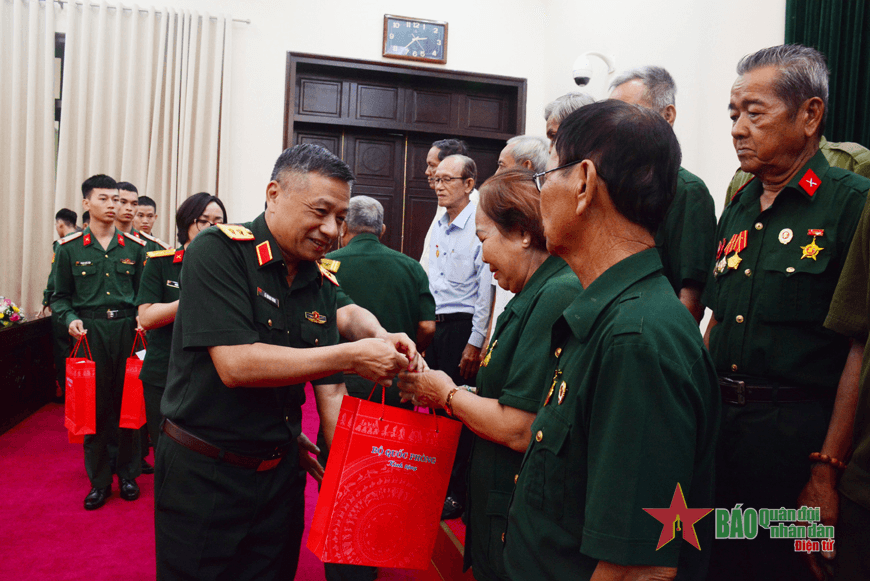 Trung tướng Lê Quang Minh tiếp Đoàn đại biểu người có công tỉnh Cà Mau