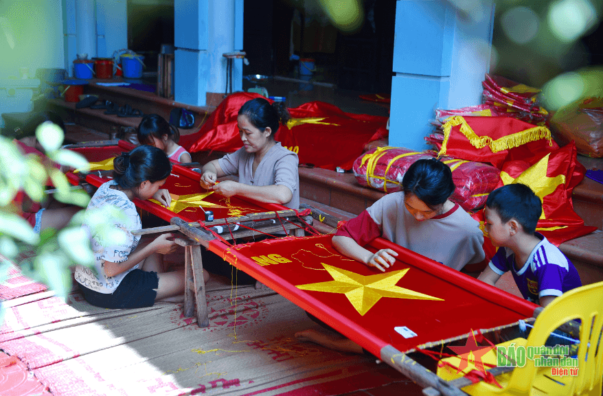 Ngôi làng gần 80 năm giữ nghề may cờ Tổ quốc