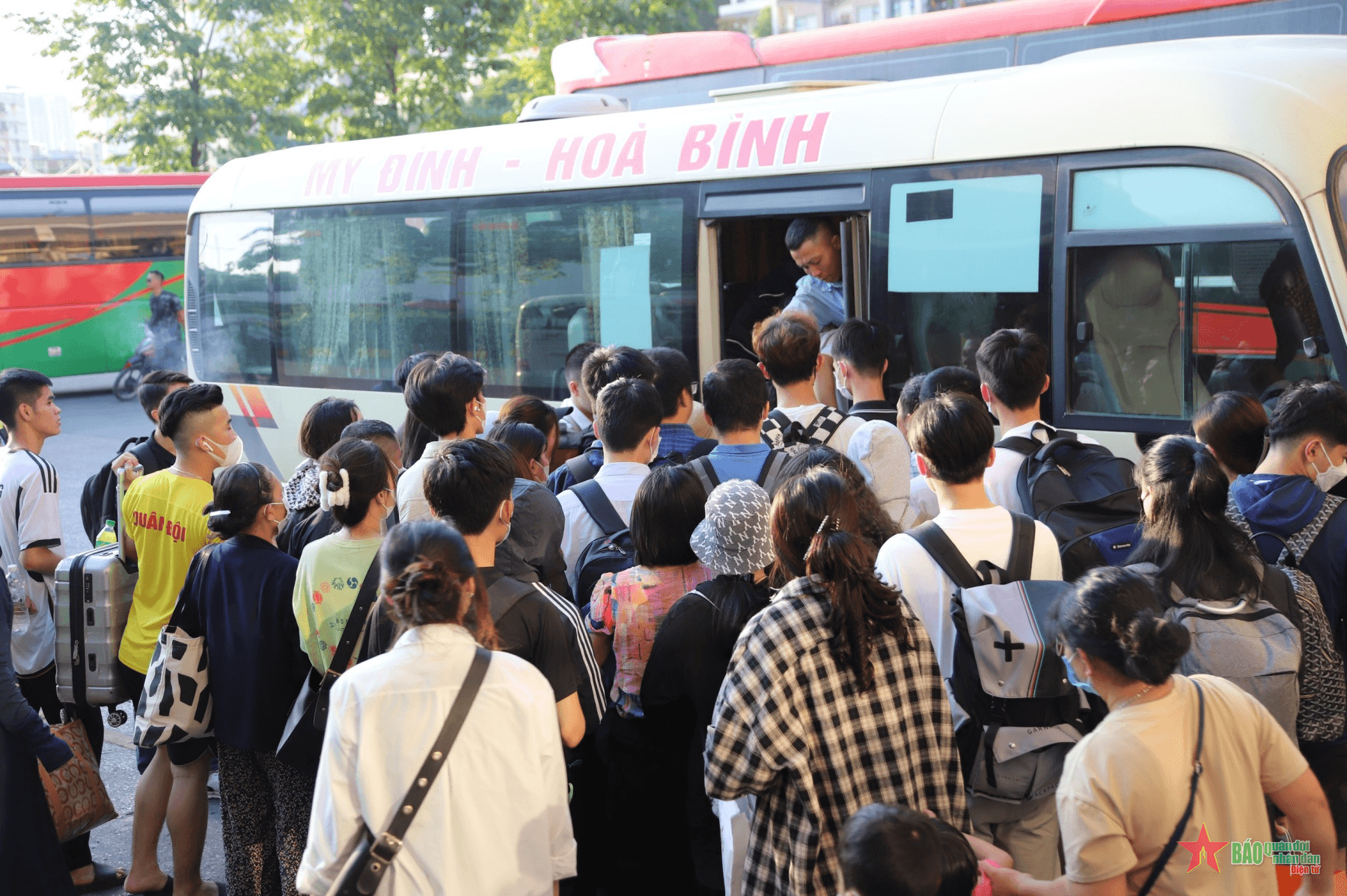 “Biển người” chen lấn giành chỗ tại bến xe Mỹ Đình về quê nghỉ lễ 2-9