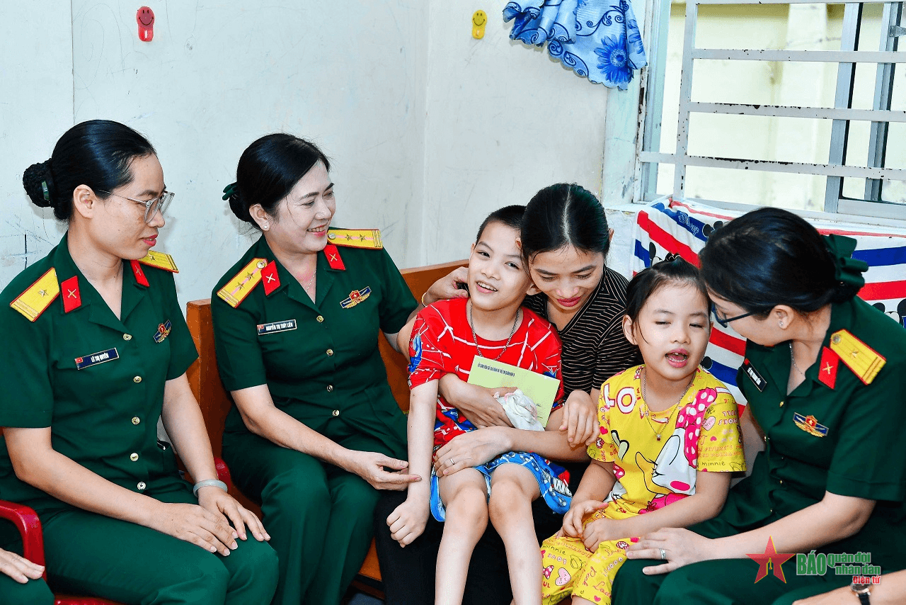 Quân khu 9 hỗ trợ 94 cháu điều trị bệnh hiểm nghèo, hoàn cảnh khó khăn