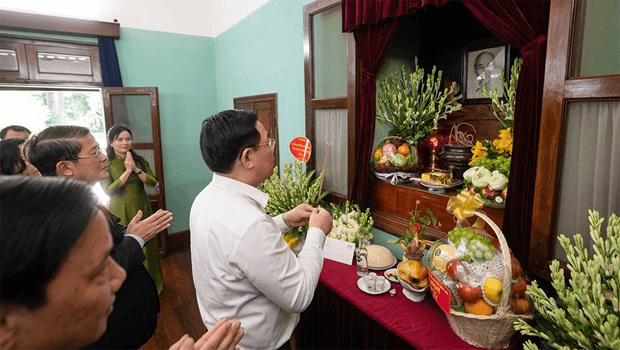 Chủ tịch Quốc hội Vương Đình Huệ dâng hương tưởng niệm Chủ tịch Hồ Chí Minh