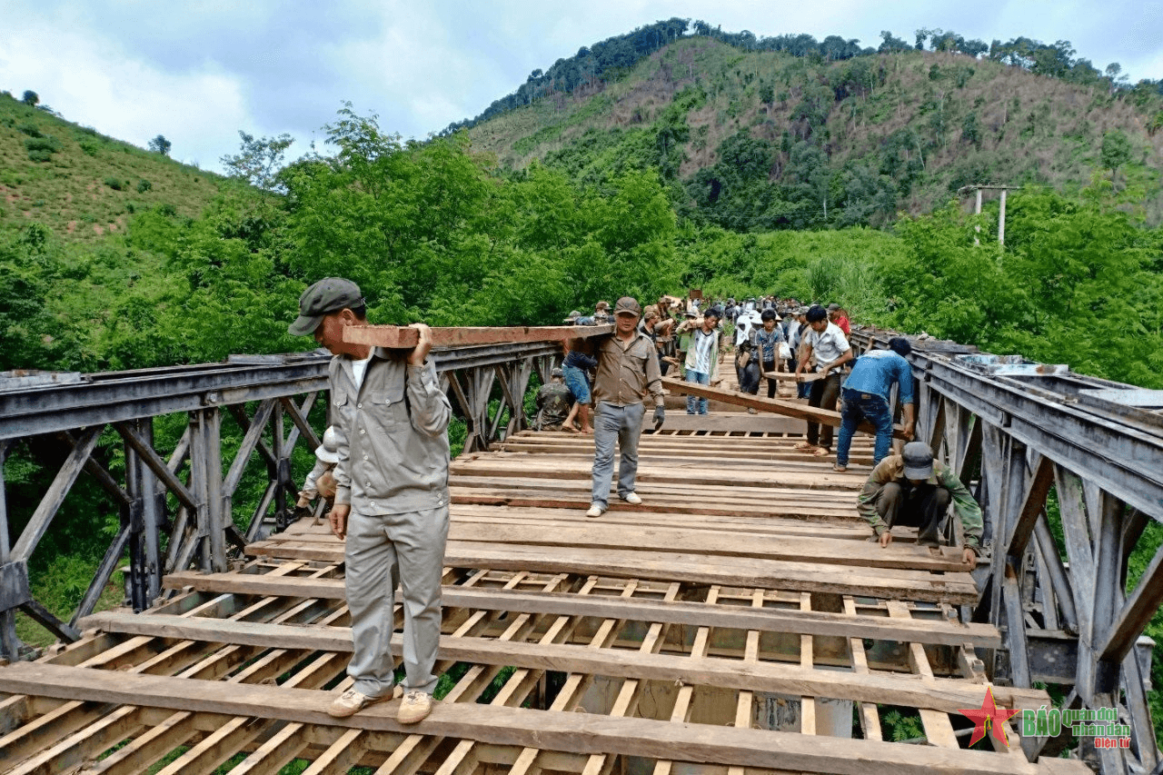 Nghĩa tình với nhân dân Lào