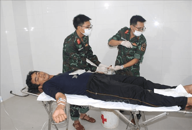 Cấp cứu ngư dân bị tai nạn lao động trên biển