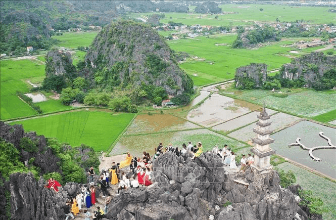 Ninh Bình: Du khách xếp hàng tham quan các điểm du lịch dịp nghỉ Lễ 2-9