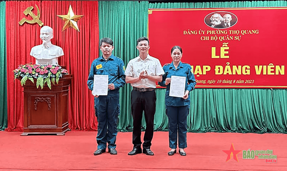 Vào Đảng giữa mùa Thu cách mạng