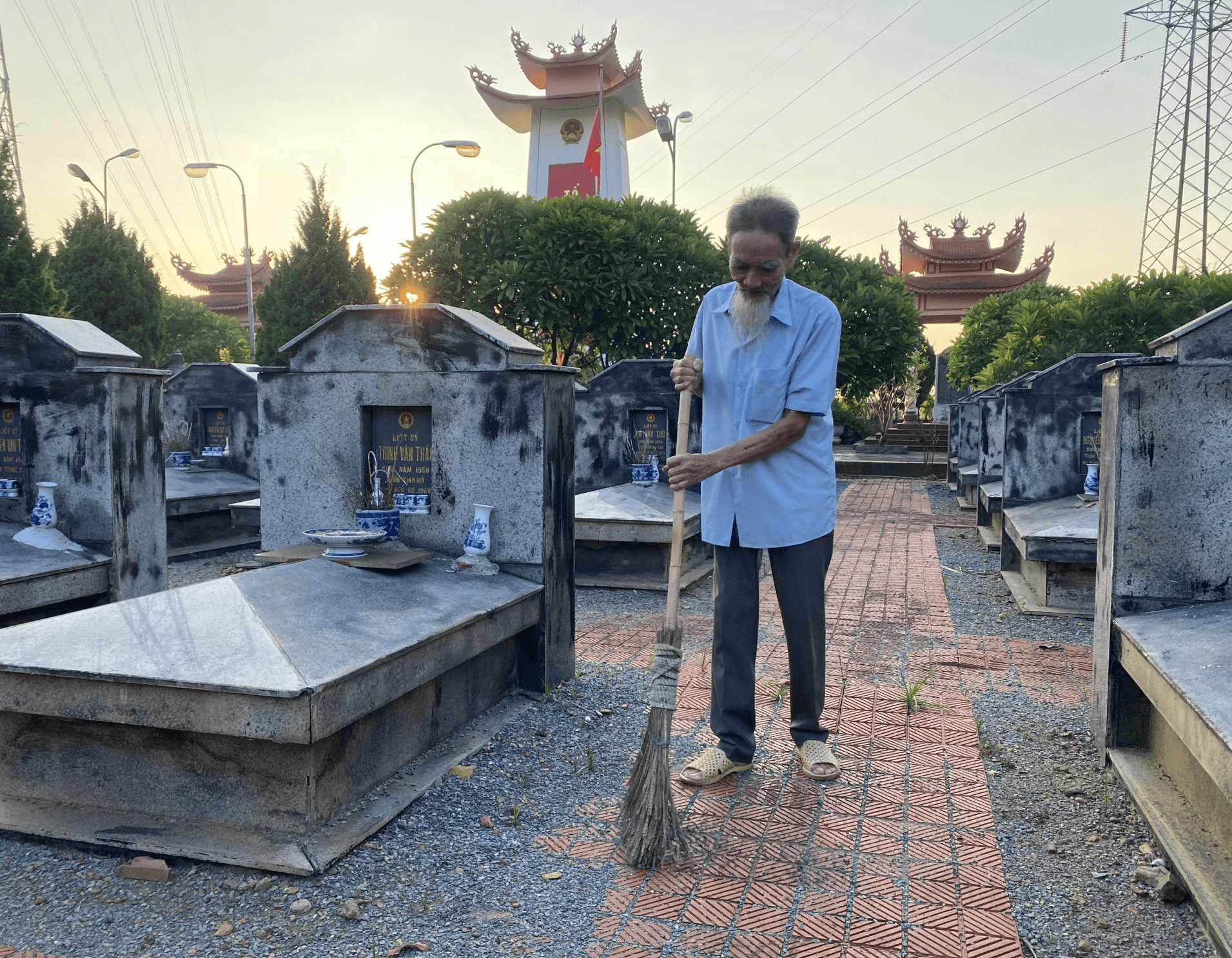 Cựu chiến binh “trọn nghĩa, vẹn tình” canh giấc ngủ cho đồng đội