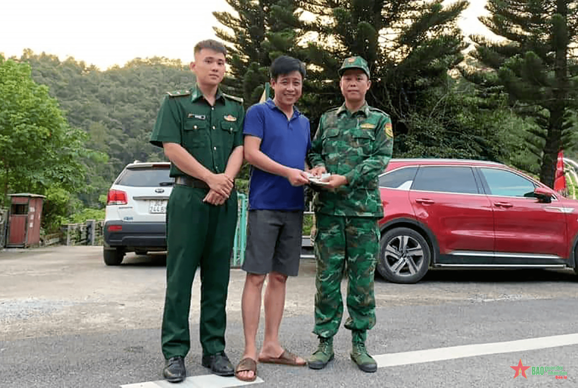 Hai cán bộ Bộ đội Biên phòng Cao Bằng trả lại số tiền lớn cho người đánh mất