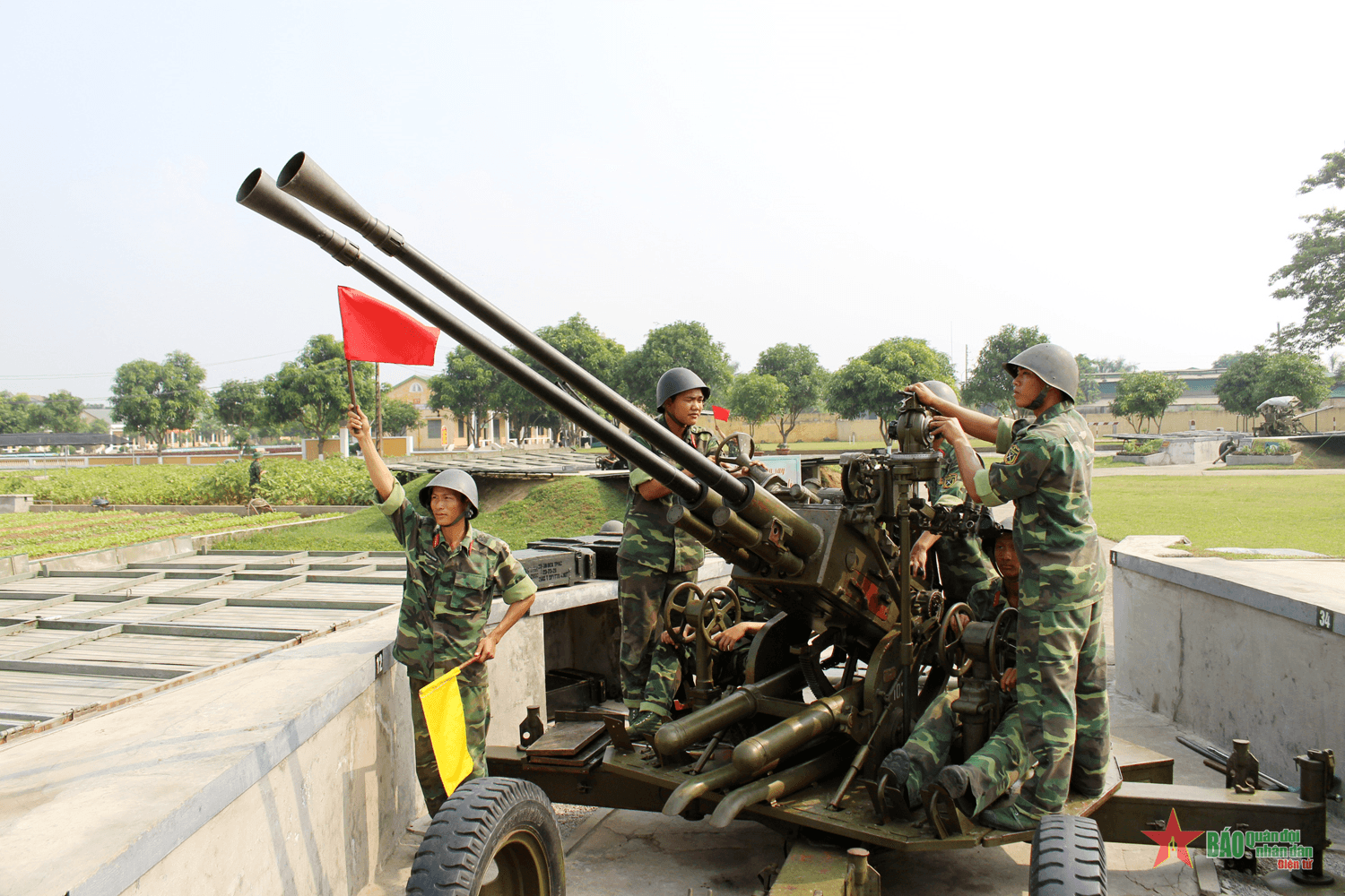 Chắc tay súng để nhân dân vui Tết Độc lập