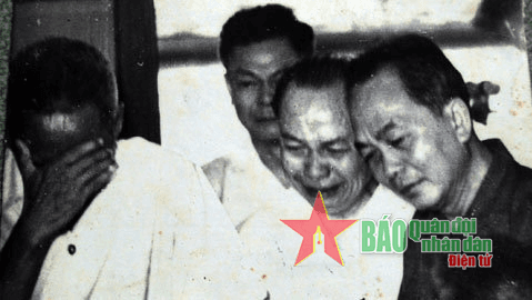 Hồ Chí Minh - phút cuối của Người và ngọn lửa đầu tiên của đời