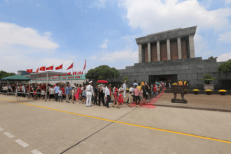 Hàng vạn người dân vào Lăng viếng Chủ tịch Hồ Chí Minh ngày 2-9