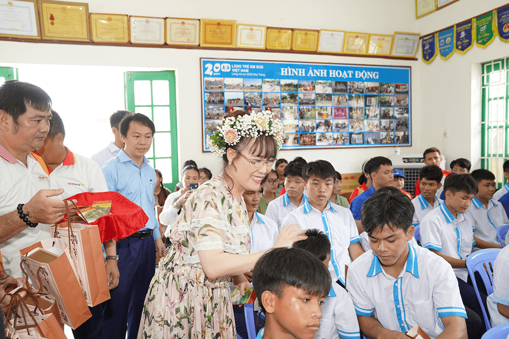 Nữ tỷ phú Nguyễn Thị Phương Thảo thăm các em nhỏ tại làng SOS