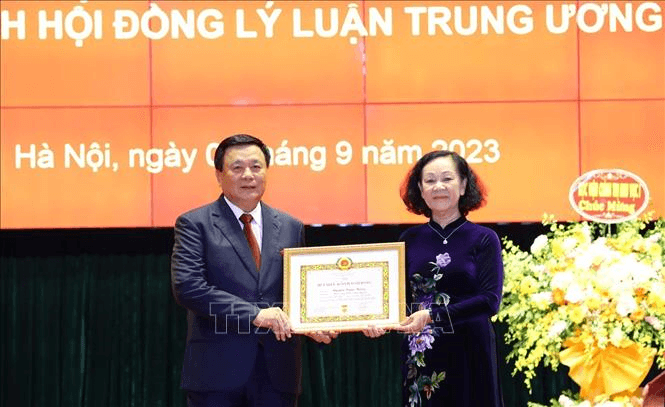Trao Huy hiệu 40 năm tuổi Đảng tặng Giáo sư -Tiến sĩ Nguyễn Xuân Thắng