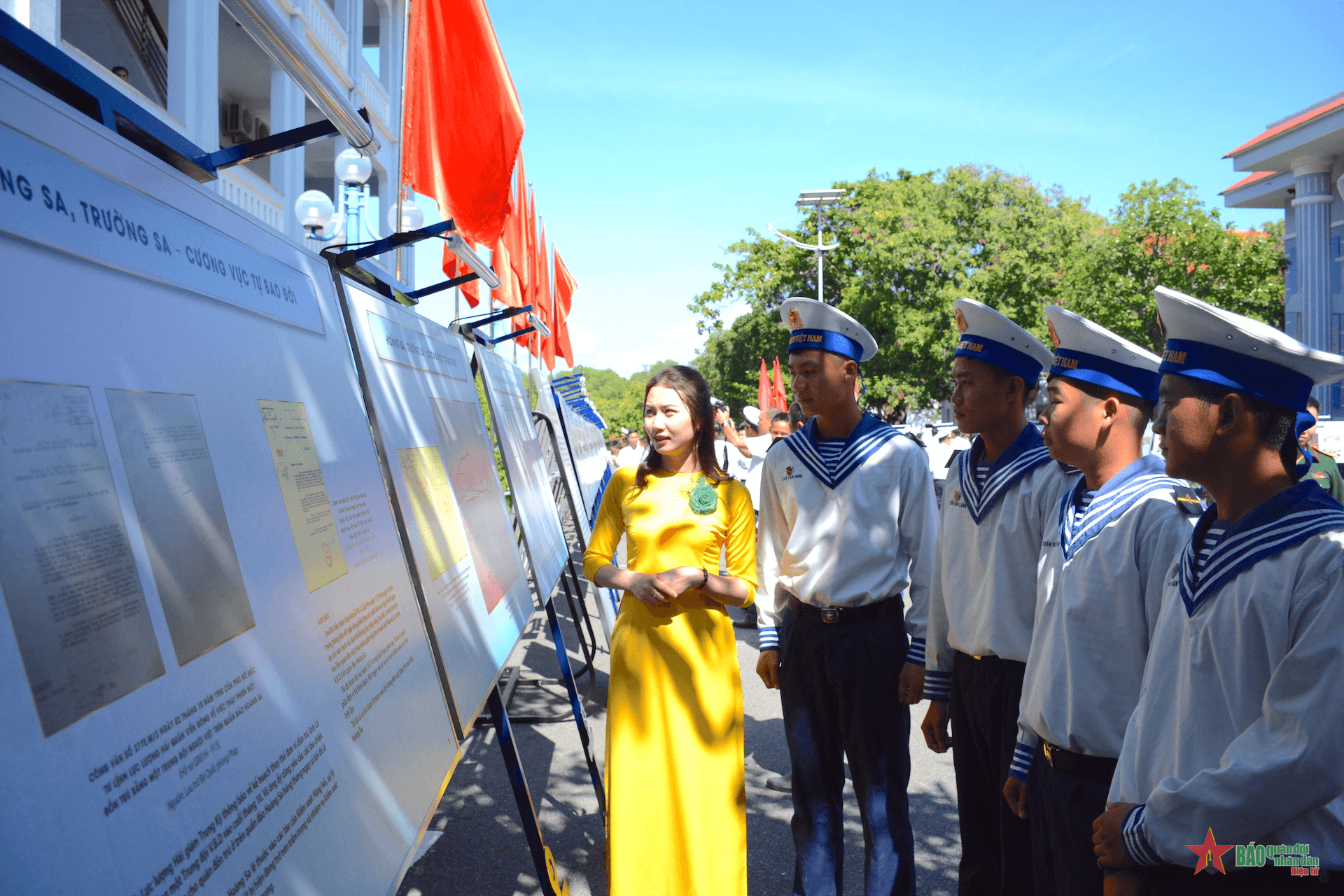 Khai mạc Triển lãm “Hoàng Sa, Trường Sa - Biển, đảo thiêng liêng”