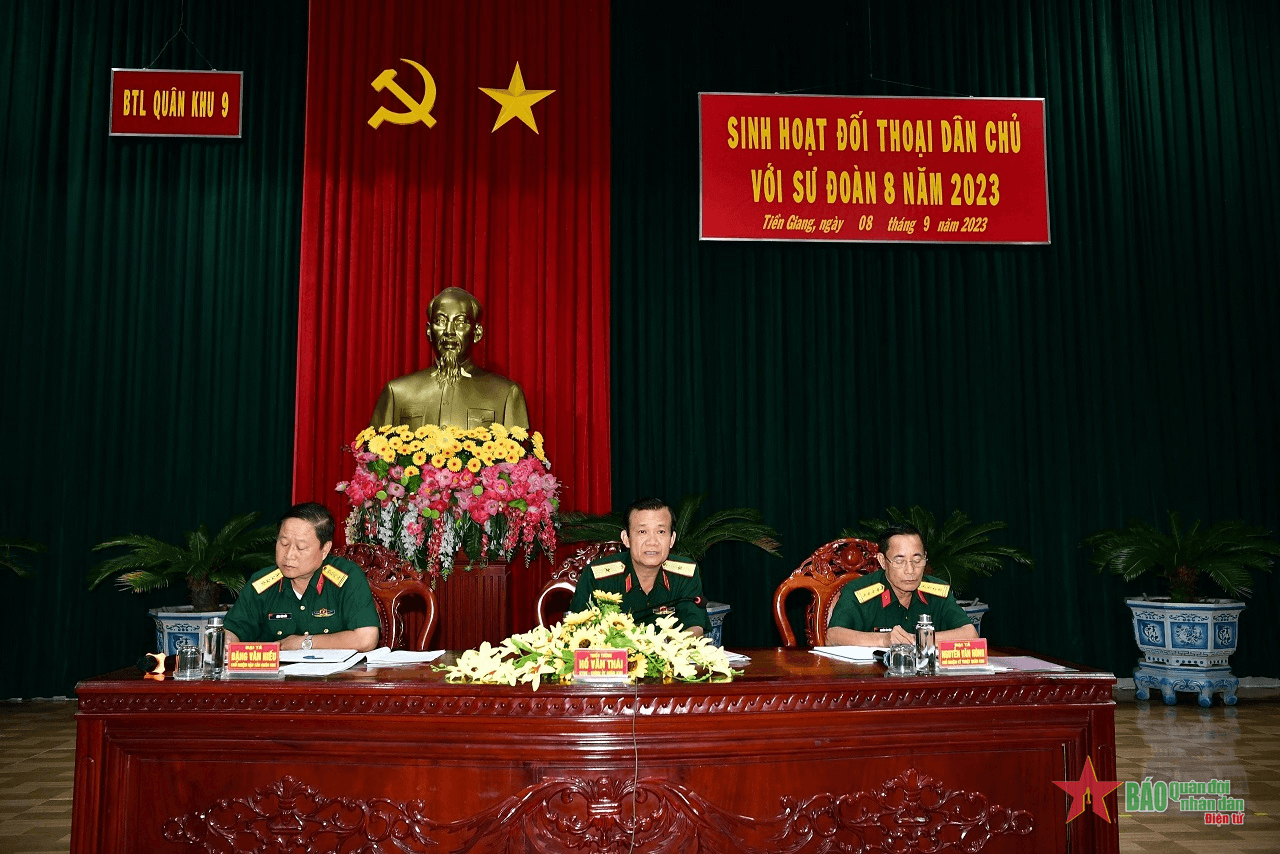 Thiếu tướng Hồ Văn Thái dự đối thoại dân chủ với cán bộ, chiến sĩ Sư đoàn 8