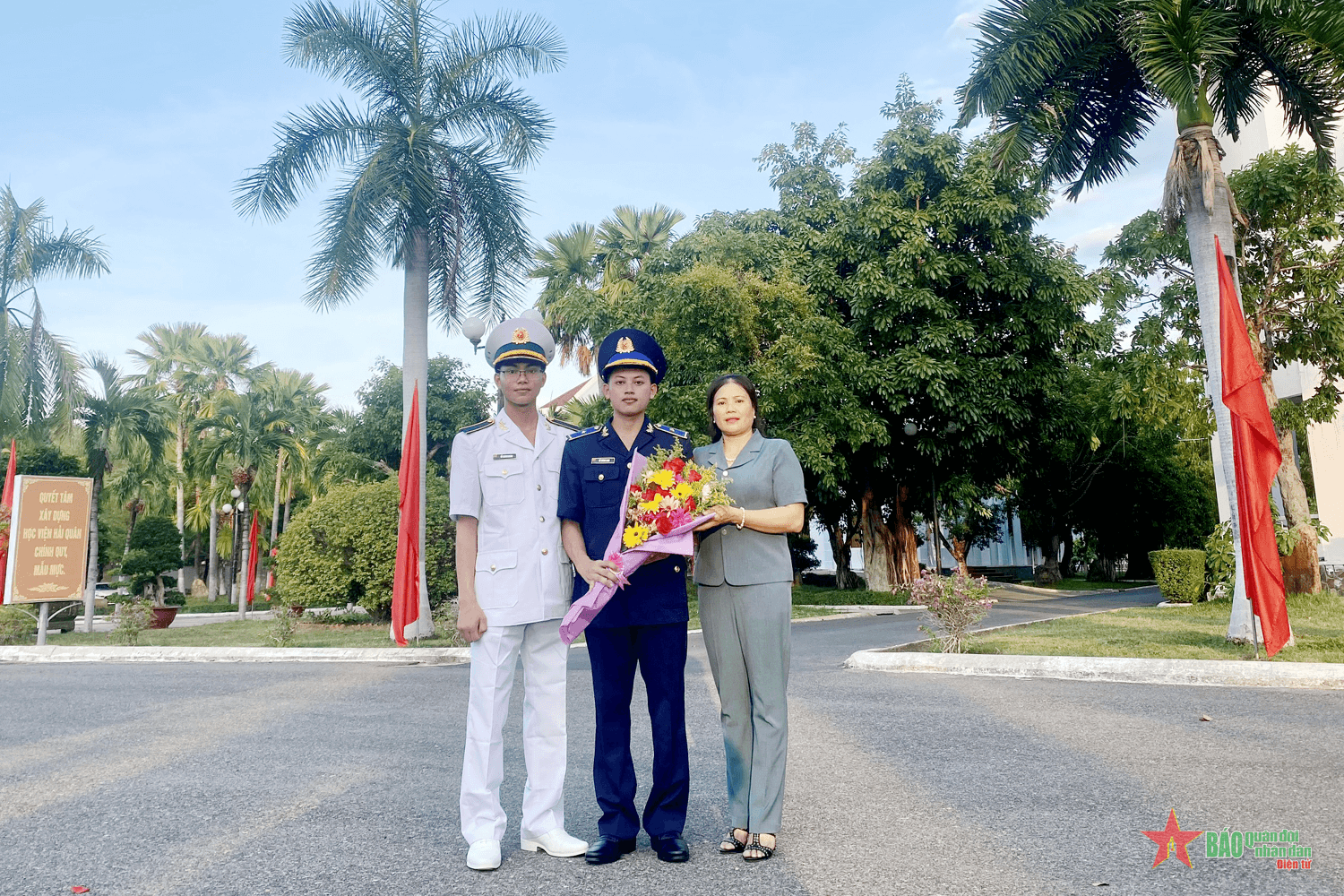 Ba anh em học viên sĩ quan
