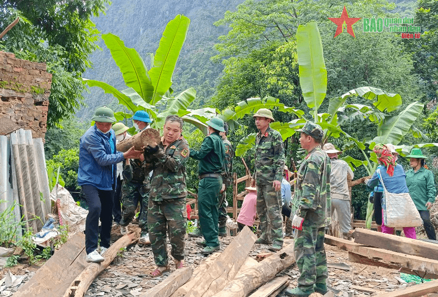 Lực lượng Vũ trang tỉnh Sơn La phối hợp di dời nhà dân khỏi khu vực nguy hiểm