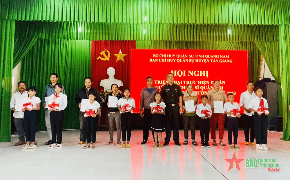Ban CHQS huyện Tây Giang: Nâng bước các em nhỏ tới trường