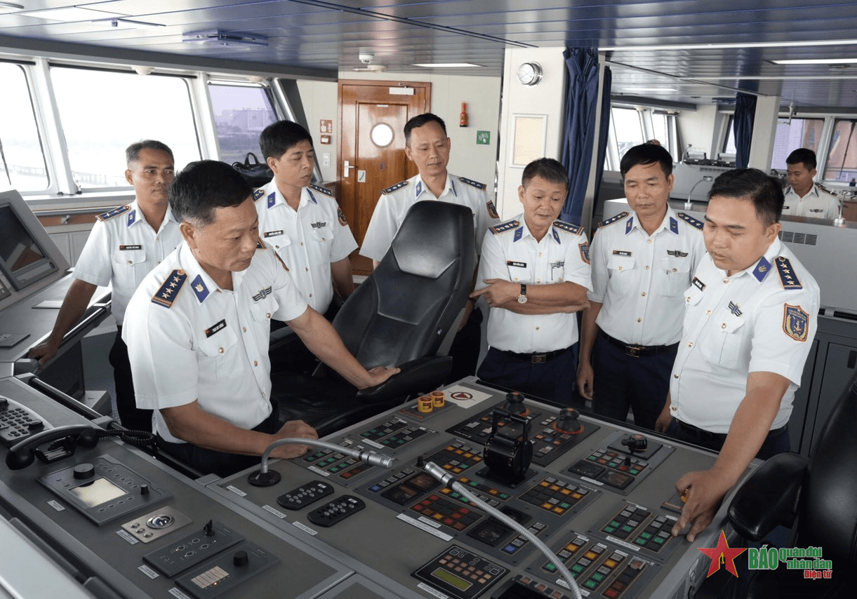 Tàu CSB 8004 chuẩn bị giao lưu với Lực lượng Bảo vệ bờ biển Nhật Bản