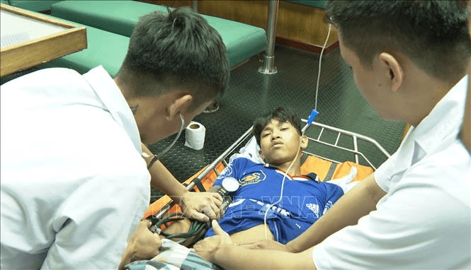 Tàu Hải quân đưa ngư dân bị viêm ruột thừa từ Trường Sa vào đất liền điều trị