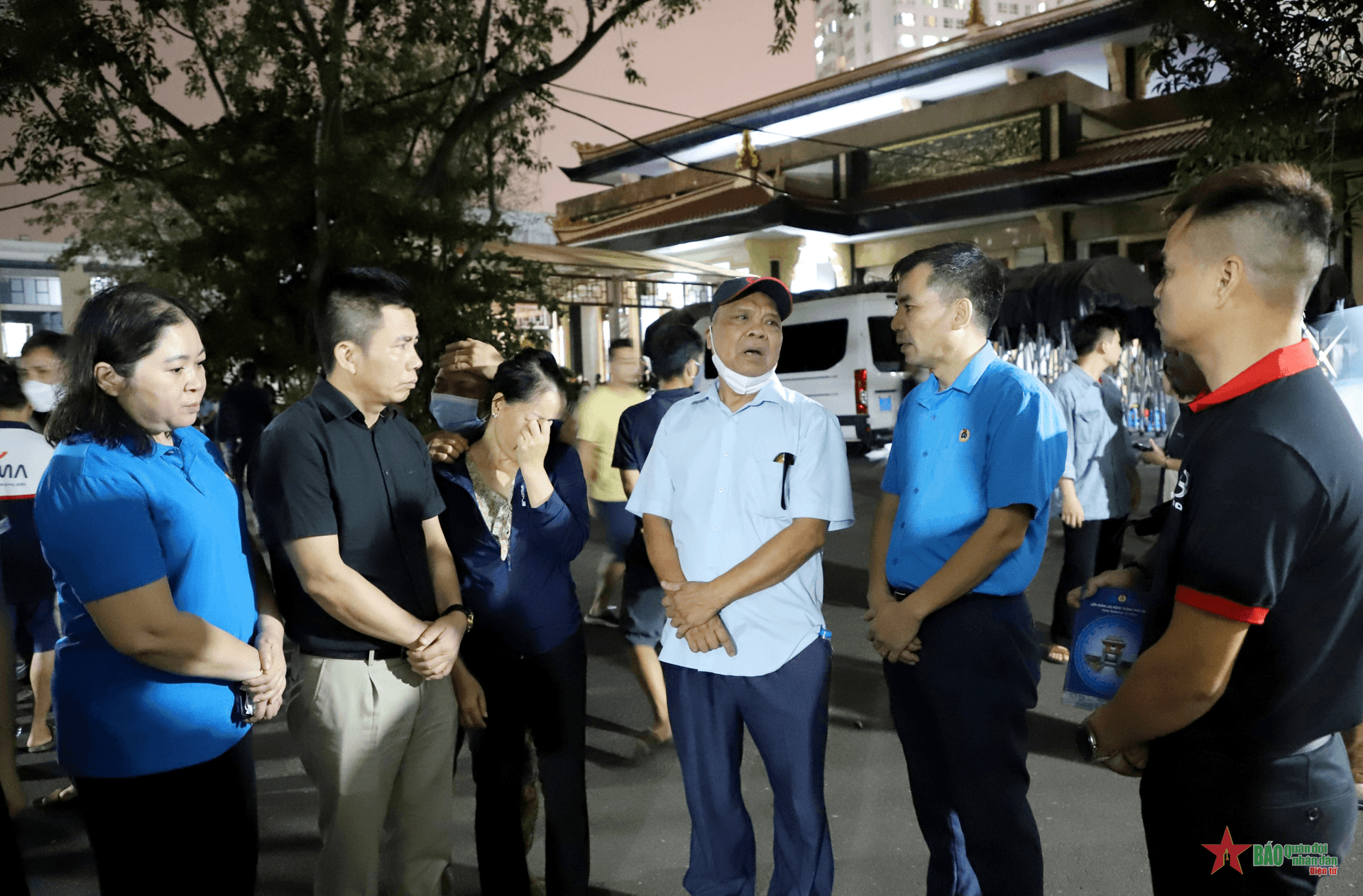 Liên đoàn lao động thành phố Hà Nội trao hỗ trợ gia đình người lao động bị nạn trong vụ cháy chung cư mini

​