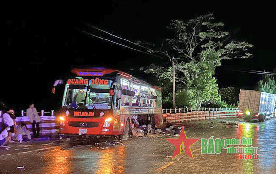 Kon Tum: Tai nạn trên đèo Lò Xo làm 1 người tử vong, ít nhất 4 người bị thương