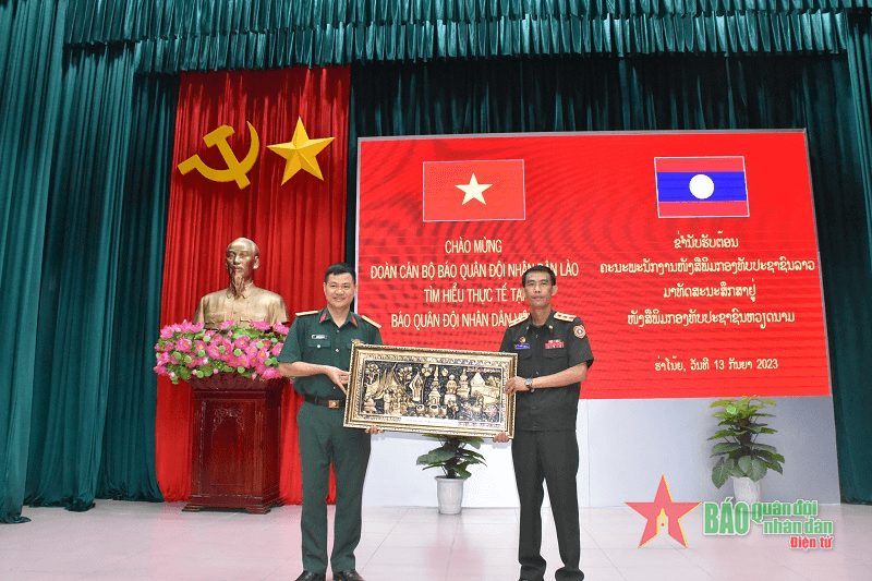 Đoàn cán bộ Báo Quân đội nhân dân Lào tìm hiểu thực tế tại Báo Quân đội nhân dân