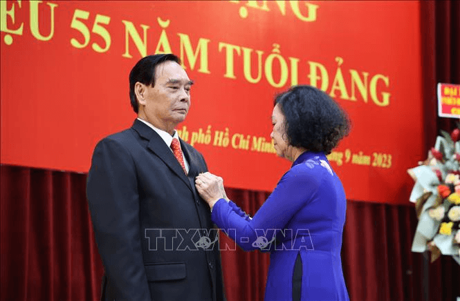 Trao tặng Huy hiệu 55 năm tuổi Đảng cho đồng chí Lê Hồng Anh